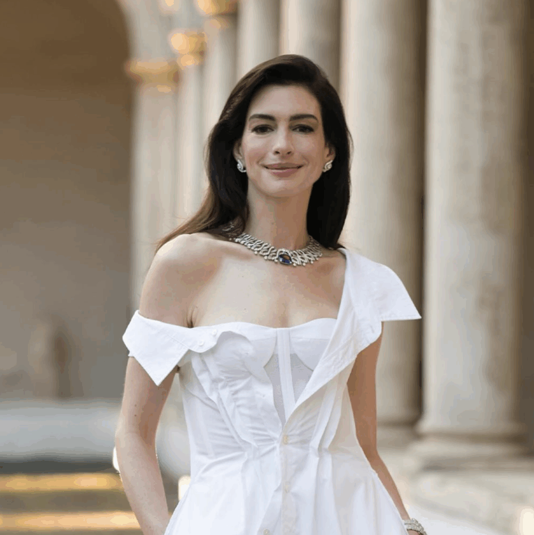 Instagram @ annehathaway,@ bvlgari